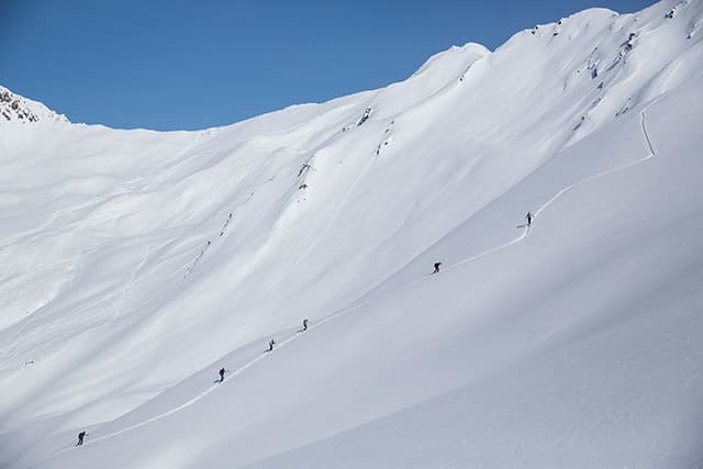 Skitourengruppe beim Aufstieg in Kalkstein